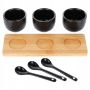 Miseczki na sosy przekąski z łyżeczkami ceramiczne czarne 90ml deska bambus